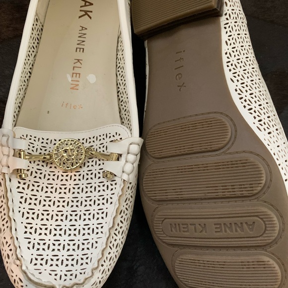 Flat white Anne Klein shoes - Picture 4 of 6